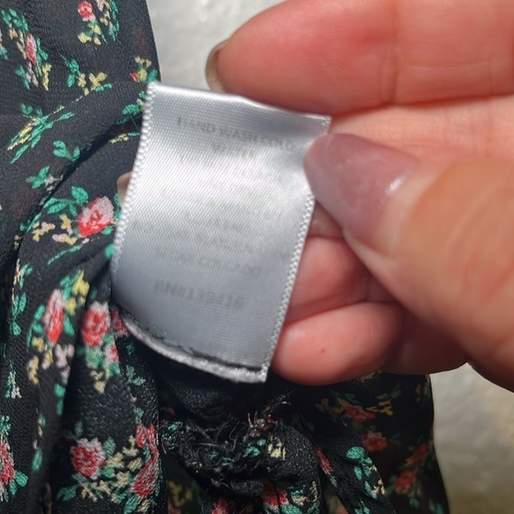 Zenobia black floral top with ruffles and V-neck size 2X - Picture 7 of 8